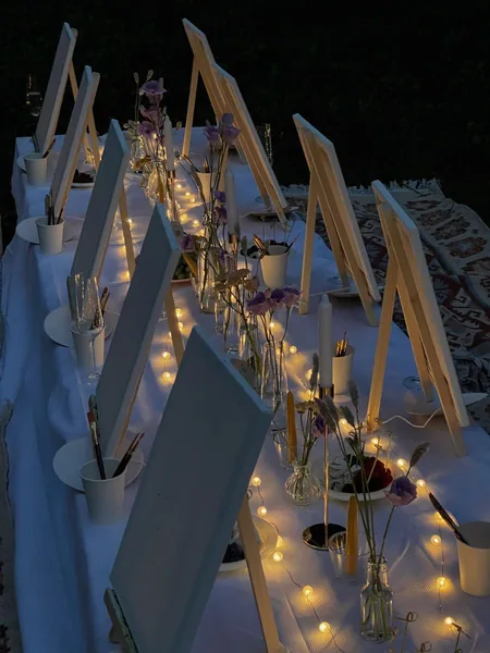 Chevalets et guirlandes lumineuses installés pour un atelier