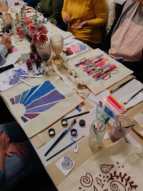Participants travaillant autour d'une table créative