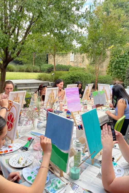 Atelier peinture en extérieur avec plusieurs participants
